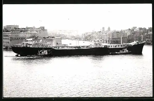 Fotografie Michael Cassar, Valletta, Ansicht Valletta / Malta, Tankschiff Buzzard mit Schleppern in der Hafeneinfahrt