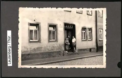 Fotografie unbekannter Fotograf, Ansicht Leutenberg, Bürger vor einem Wohnhaus