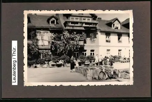 Fotografie unbekannter Fotograf, Ansicht Leutenberg / Thüringen, Strasse vor einem Gasthaus