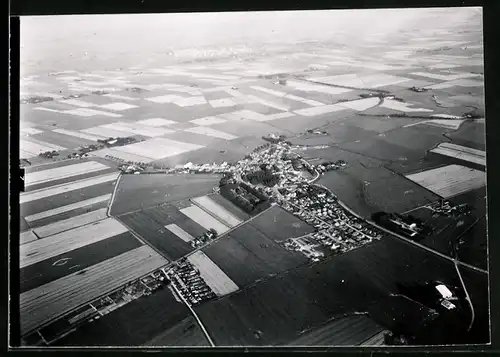 Fotografie unbekannter Fotograf, Ansicht Würselen, Fliegeraufnahme der Ortschaft mit umliegenden Feldern