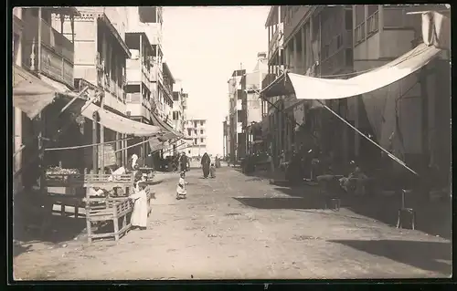 Fotografie unbekannter Fotograf, Ansicht Port Said / Ägypten, Strasse mit Geschäften und Verkaufsständen