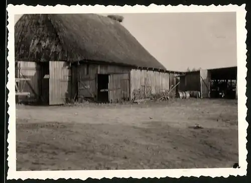 Fotografie unbekannter Fotograf, Ansicht Hollenbek, Bauernhof um 1942