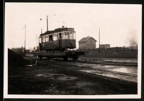 Fotografie Knoll, Leipzig, Strassenbahn Triebwagen wird auf einem Güterwaggon der Eisenbahn transportiert