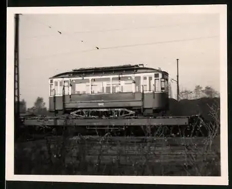 Fotografie Wolfgang Schreiner, Leipzig, Strassenbahn-Triebwagen wird mit einem Eisenbahn-Güterwaggon transportiert