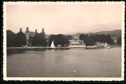 Fotografie unbekannter Fotograf, Ansicht Velden / Wörthersee, Schloss & Schiffsanleger am Seeufer