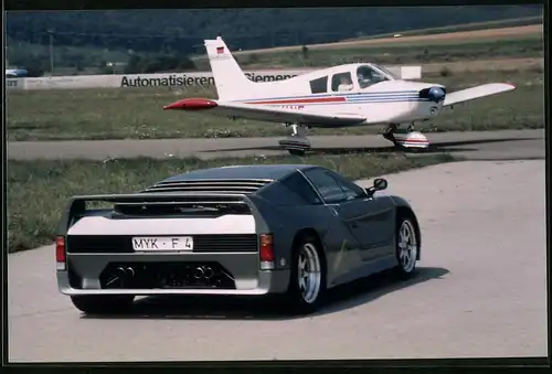 Fotografie Auto Ford Mach-E, Sportwagen auf einem Flugplatz