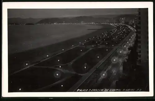 Fotografie unbekannter Fotograf, Ansicht Santos / Brasilien, Praia Ejardin De Santos A Noite