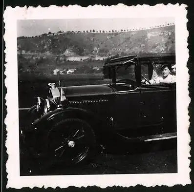 Fotografie Auto Buick, Dame sitzt am Steuer des PKW