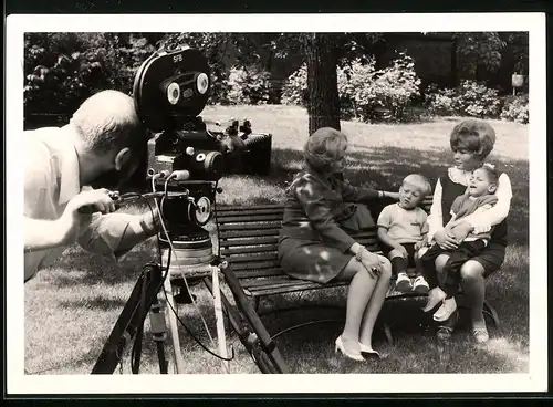 Fotografie Kameramann des SFB-Sender Freies Berlin filmt Mütter im Park mit ihren Kindern