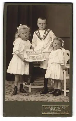 Fotografie W. Reinhardt, Husum, Katharinenstrasse 10, Drei Geschwisterchen in feinen Kleidern