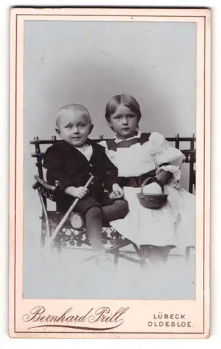 Fotografie Bernhard Prill, Lübeck, Breitestrasse 97, Bruder und Schwester in feinen Kleidern