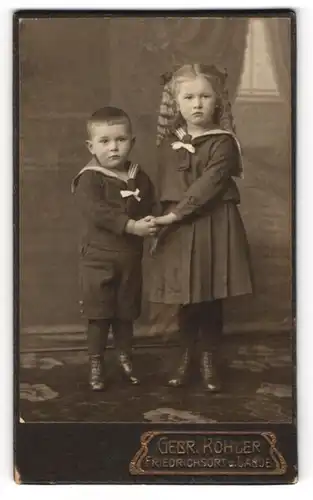 Fotografie Gebr. Köhler, Friedrichsort, Mädchen mit ihrem kleinen Brüderchen im Sonntagsstaat