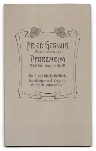 Fotografie Friedr. Gerwig, Pforzheim, Westl. Karl-Friedrichstrasse 40, Junger Herr mit Handschuhen im Anzug