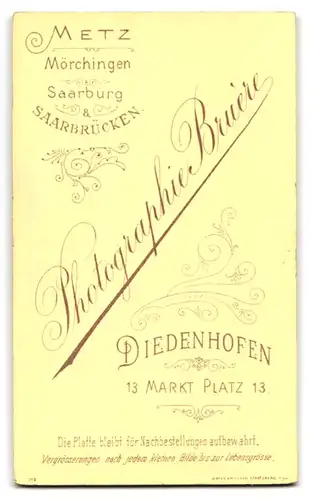 Fotografie Photographie Bruère, Diedenhofen, Marktplatz 13, Junge Dame mit lockigem Haar