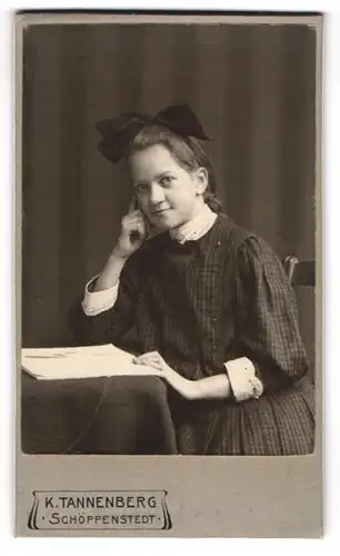 Fotografie K. Tannenberg, Schöppenstedt, Mädchen mit Schleife im Haar im karierten Kleid