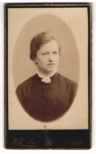 Fotografie Wilh. Lau, Bregenz, Römerstrasse, Bürgerliche Frau im schlichten Kleid