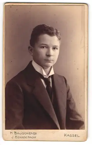 Fotografie H. Bauchenek, Kassel, Junge mit pomadisiertem Haar im Anzug