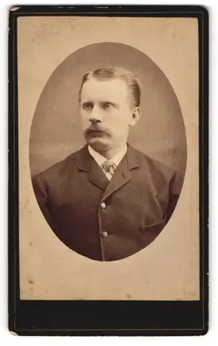 Fotografie unbekannter Fotograf und Ort, Bürgerlicher Herr mit Schnauzbart im Anzug