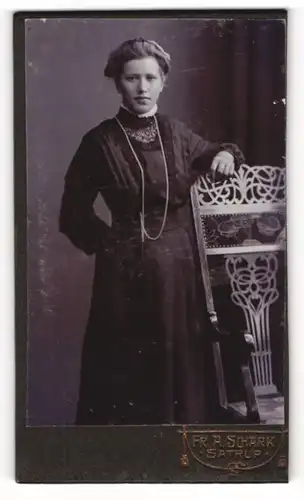 Fotografie Fr. A. Schark, Satrup, Hübsche Bürgerliche in schwarzem Kleid
