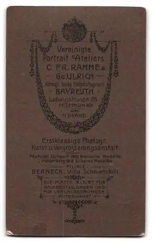 Fotografie Ramme & Ullrich, Bayreuth, Ludwigstr. 26, Greise Dame in dunklem elegantem Kleid