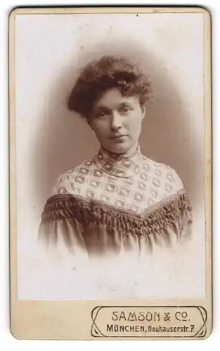 Fotografie Samson & Co., München, Neuhauserstr. 7, Hübsche Dame mit melancholischem Blick