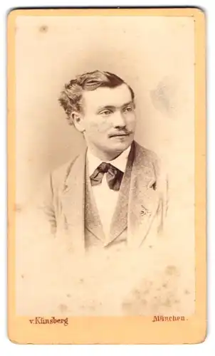 Fotografie A. v. Künsberg, München, Blumenstrasse 11, Eleganter Herr mit zurückgegeltem Haar