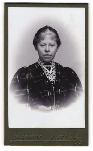 Fotografie A. Steiner, Haag /Obb., Junge Frau in kariertem Kleid