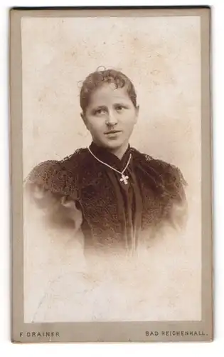 Fotografie F. Grainer, Bad Reichenhall, Hübsche junge Frau mit Kruzifixkette