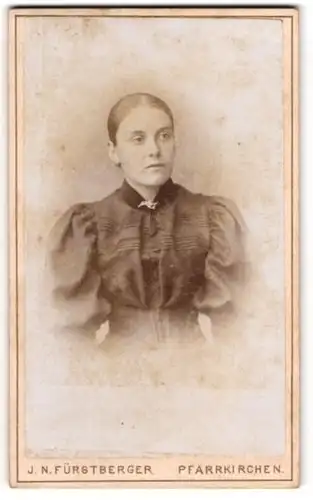 Fotografie J. N. Fürstberger, Pfarrkirchen, Hübsche Frau in tailliertem Kleid