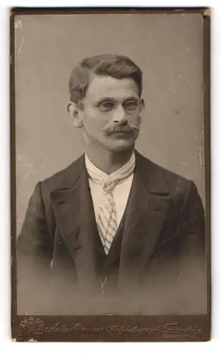 Fotografie Anton Grainer, Traunstein, Eleganter Herr mit Schnurrbart und Brille