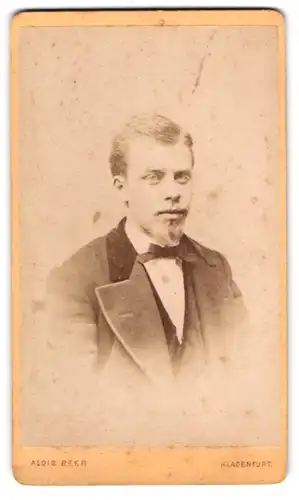 Fotografie Alois Beer, Klagenfurt, St. Veiter-Vorstadt 24, Eleganter junger Herr mit Vollbart