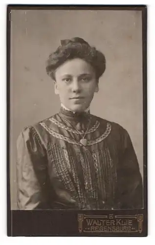 Fotografie Walter Klie, Regensburg, Hübsche Frau mit Herzanhänger