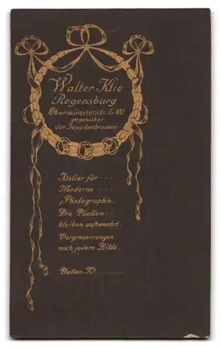 Fotografie Walter Klie, Regensburg, Hübsche Frau mit Herzanhänger