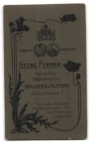 Fotografie Georg Ferner, Kaiserslautern, Alleestr. 1, Bürgerliche in dunklem Kleid mit Blumensträusschen