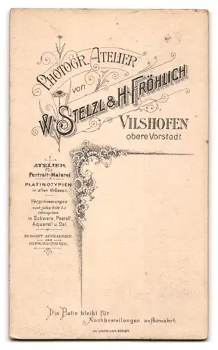 Fotografie W. Stelzl & H. Fröhlich, Vilshofen, Elegante junge Frau mit lockigem Haar