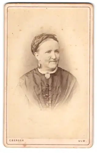 Fotografie C. Berger, Ulm, Ältere Dame mit hochgestecktem Haar