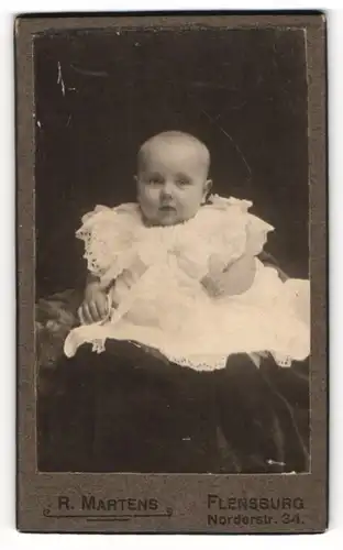 Fotografie R. Martens, Flensburg, Norderstr. 34, Süsses Baby in weissem Kleidchen