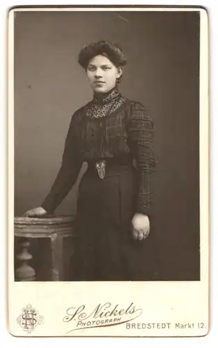 Fotografie S. Nickels, Bredstedt, Markt 12, Schöne junge Frau in dunklem Kleid