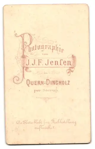 Fotografie J. J. F. Jensen, Quern-Dingholz, Stattlicher Herr in eleganter Kleidung