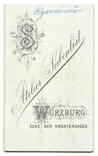 Fotografie Atelier Siebenlist, Würzburg, Ecke der Kroatengasse, Junger Herr im Anzug mit Brille