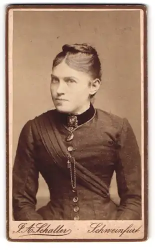 Fotografie J. A. Schaller, Schweinfurt, Linsengasse 6, Junge Dame im Kleid mit Kragenbrosche