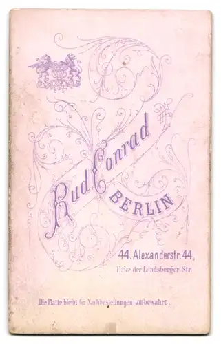 Fotografie Rud. Conrad, Berlin, Alexanderstr. 44 Ecke der Landsberger-Str., Junge Dame im Kleid