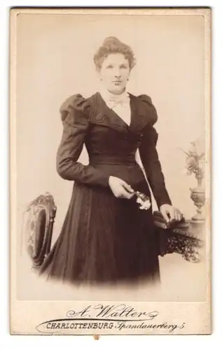 Fotografie A. Walter, Berlin-Charlottenburg, Spandauerberg 5, Junge Dame im Kleid