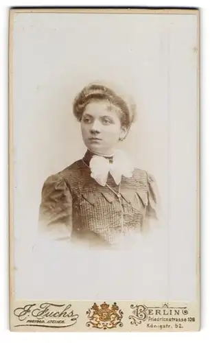 Fotografie J. Fuchs, Berlin, Friedrichstr. 108, Königstr. 52, Junge Dame in hübscher Kleidung