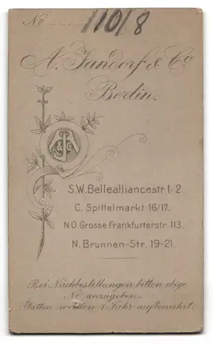 Fotografie A. Jandorf & Co., Berlin, Bellealliancestr. 1-2, Elegant gekleideter Herr mit Zwicker