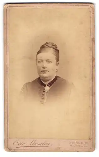 Fotografie Otto Mascher, Nienburg a. W., Bürgerliche Dame mit Kragenbrosche