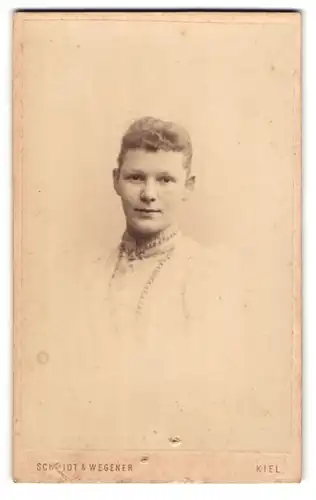 Fotografie Schmidt & Wegener, Kiel, Dänische-Str. 35, Junge Dame mit zurückgebundenem Haar