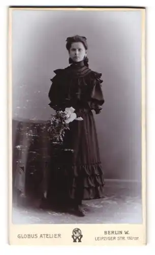 Fotografie Atlier Globus, Berlin, Leipziger Str. 132-137, Junge Dame im Kleid