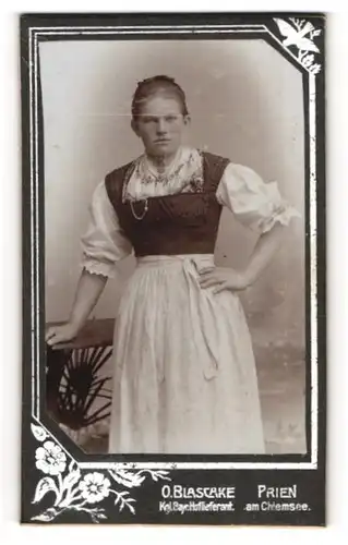 Fotografie O. Blaschke, Prien, Am Chiemsee, Junge Dame im Kleid mit Schürze