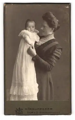 Fotografie H. Traunecker, Ulm a. D., Bahnhofstr. 1, Bürgerliche Dame mit einem Kleinkind